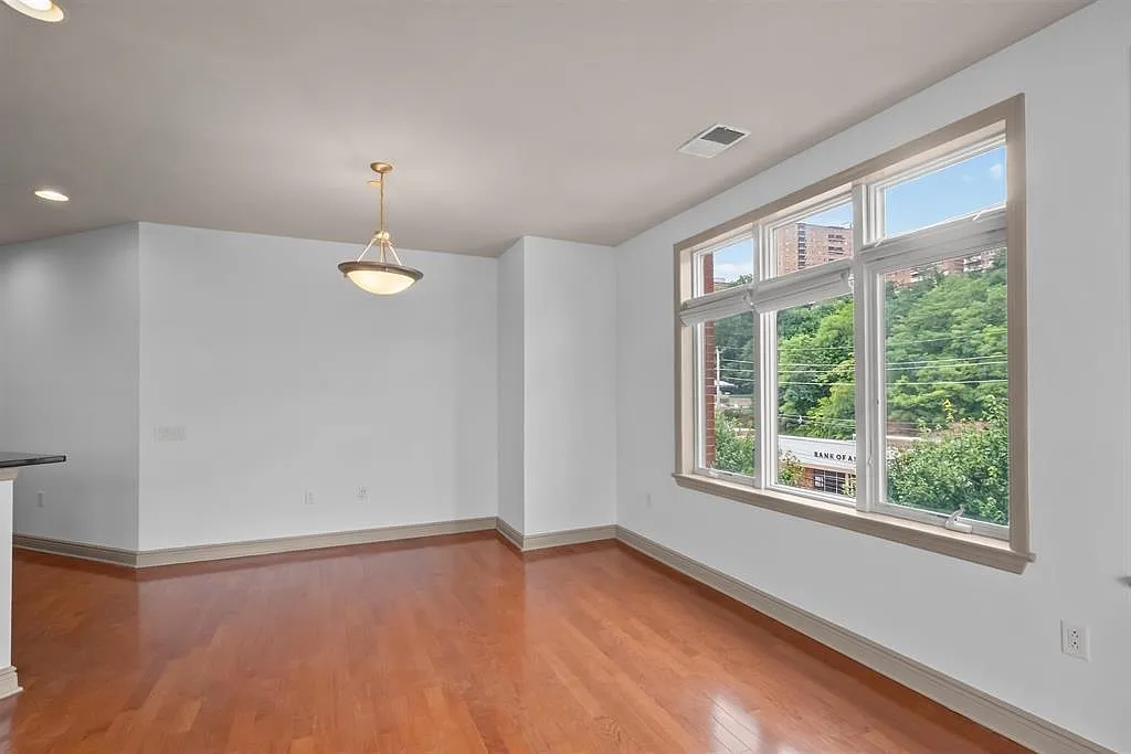 3 bed, 2.0 bath, 1472 sqft, $4,400 — Photo 4