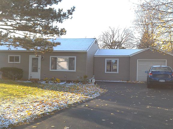 Large driveway with plenty of space for your housewarming party!