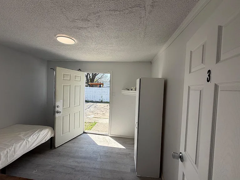 Willow St — Photo 3