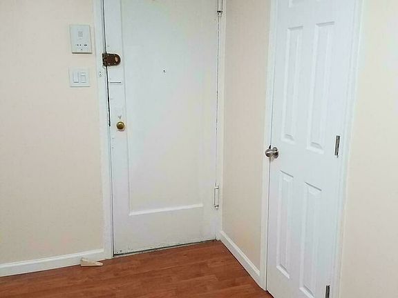 4th image of 2559 47th St #2F
