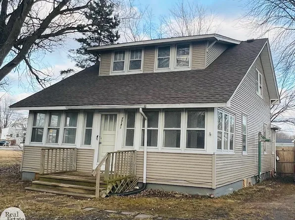 7741 Hamlin Ct, Fair Haven, MI 48023