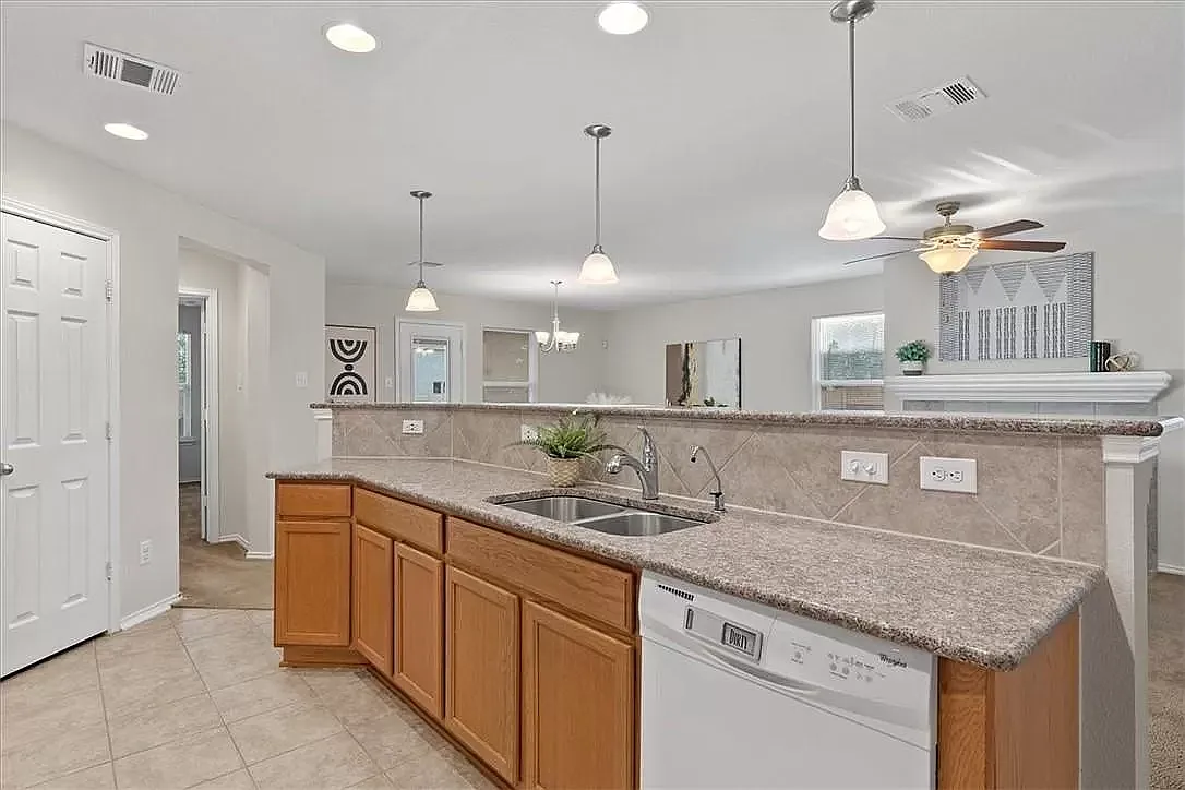 3 bed, 1622 sqft, $2,100 — Photo 2