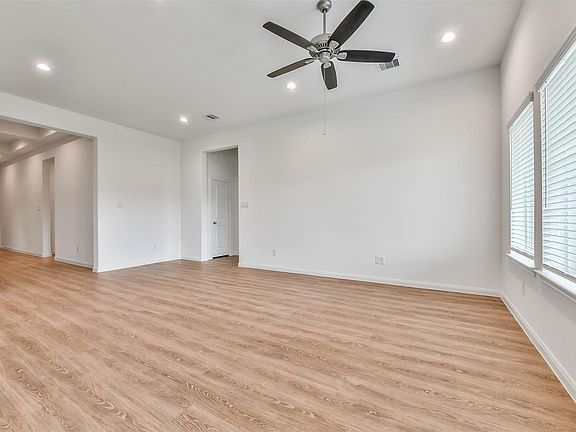 5th image of 3010 King Oaks St