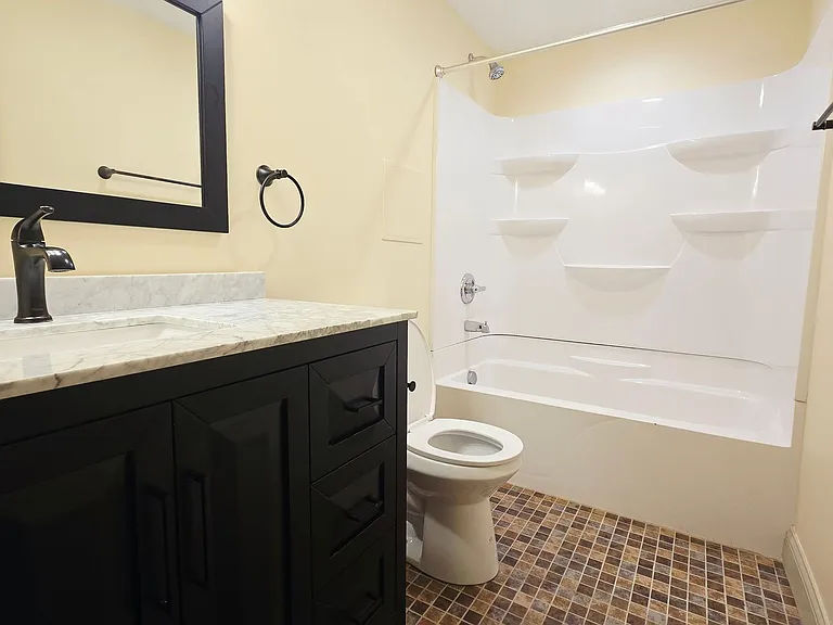 1416 E State St Apartments — Photo 32