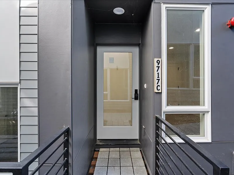 5 bed, 2224 sqft, $4,895 — Photo 3