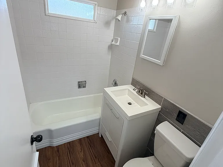 2822 W 12th St — Photo 10