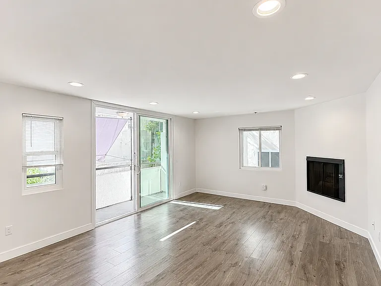 1943 Tamarind Ave #104 — Photo 10