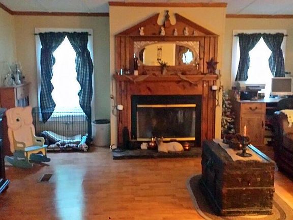 3rd image of 90 Cranberry Ln