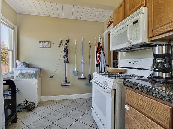4th image of 2202 Fairfield St