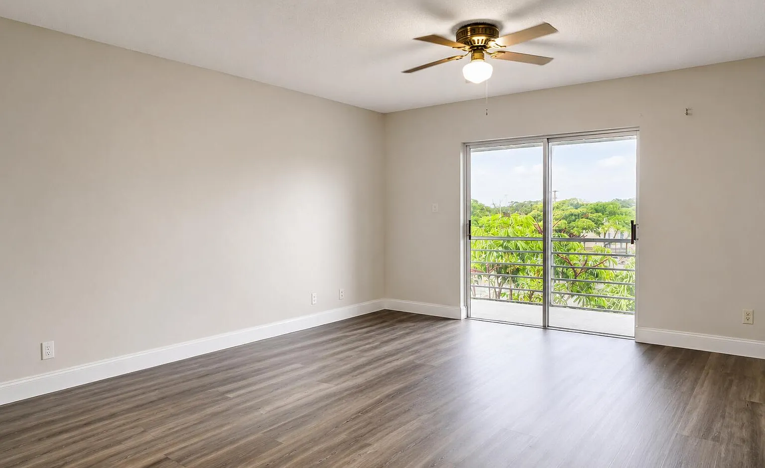 2 bed, 2.0 bath, 957 sqft, $1,600 — Photo 2