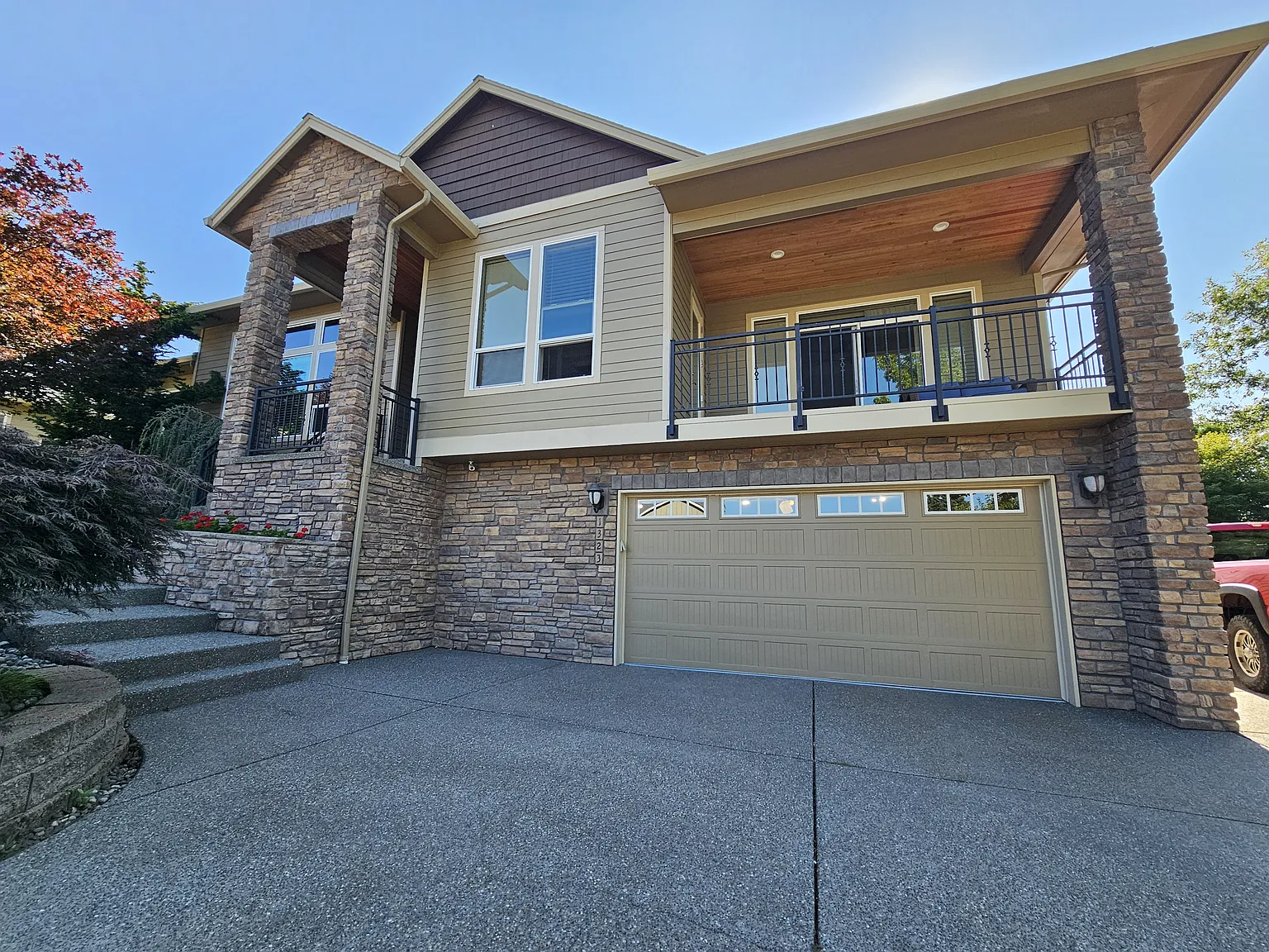 1323 SE Columbia Crest Ct — Photo 2
