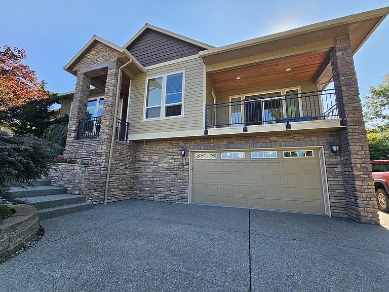 1323 SE Columbia Crest Ct — Photo 2