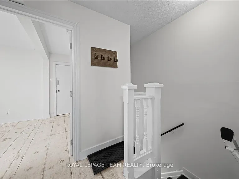 135 Upper Lorne Pl #2 — Photo 2