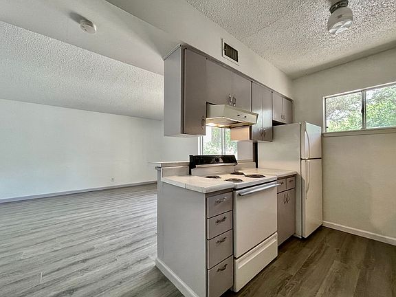 3rd image of 126 Scott St APT 104