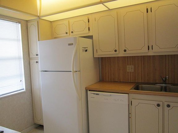 4th image of 130 Lake Meryl Dr APT 226