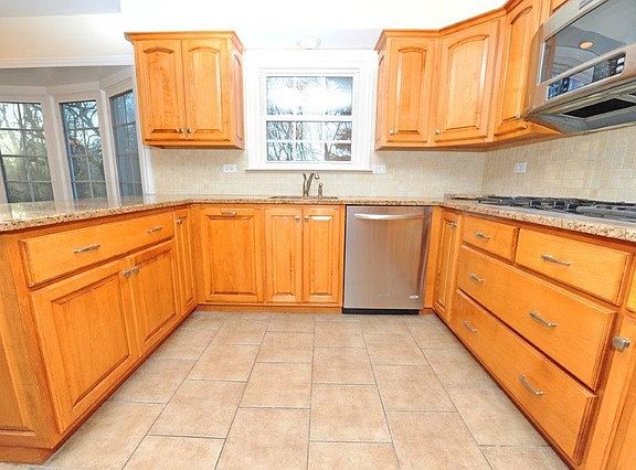 5th image of 211 E Burr Oak Dr