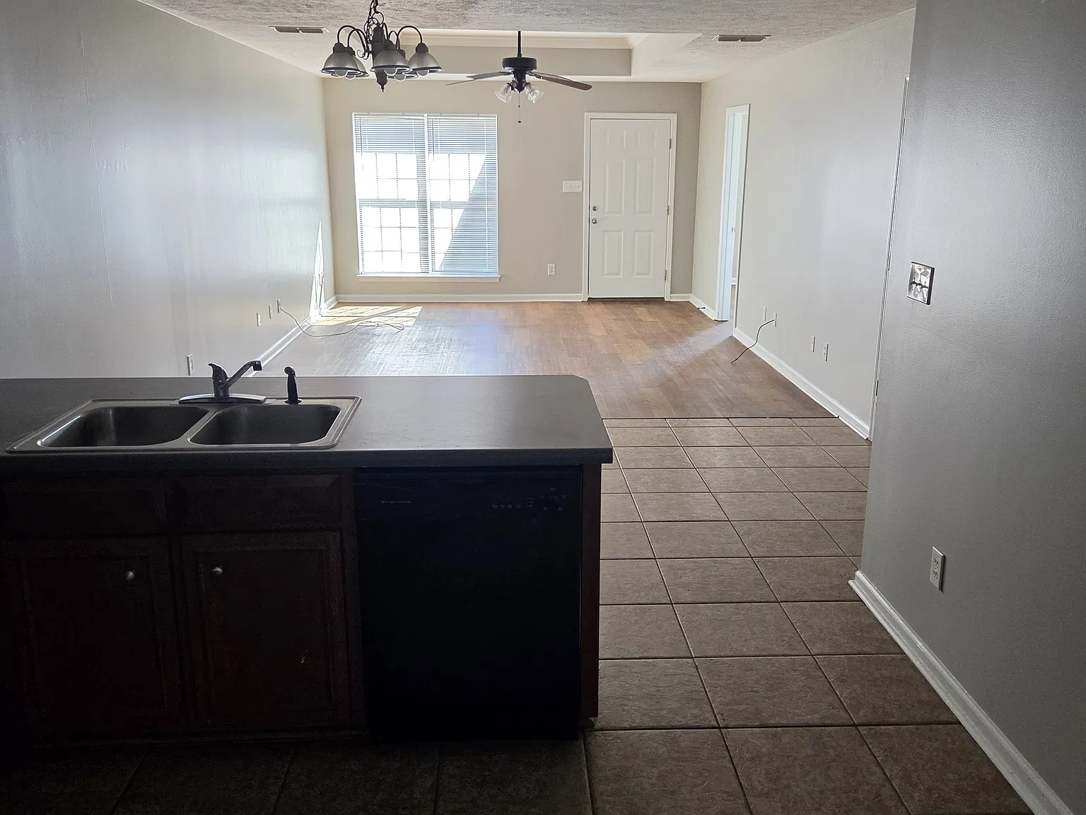 3 bed, 2.0 bath, 1373 sqft, $1,100 — Photo 3