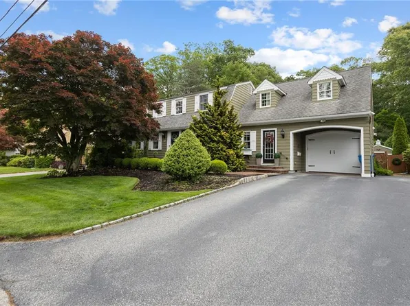 152 Glen Hills Dr, Cranston, RI 02920