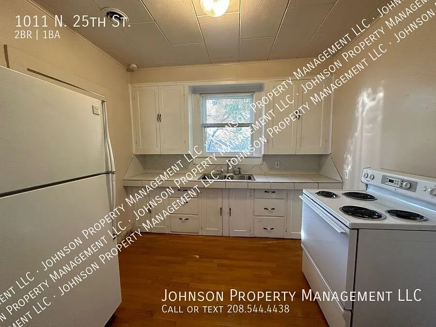 Charming North End Ground level duplex unit and PET-Friendly! — Photo 4