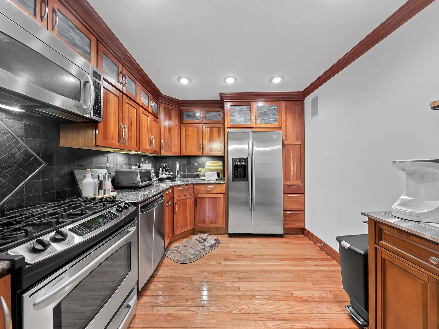 2 bed, 1028 sqft, $3,700 — Photo 4