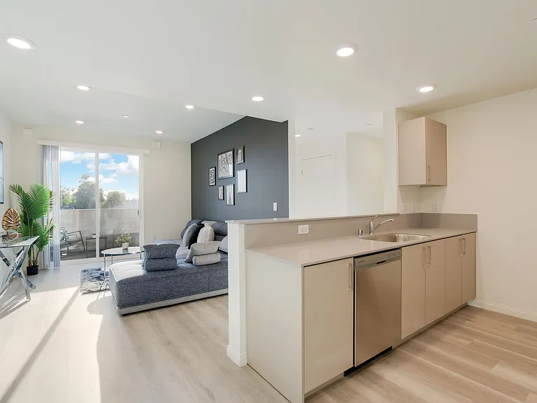 V on Victory Apartments — Photo 4