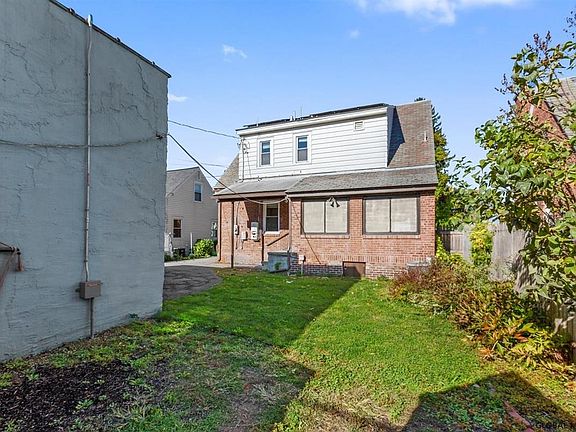 3rd image of 202 Sycamore St