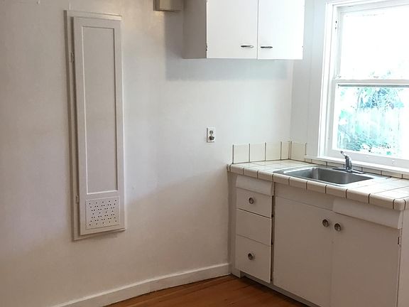 3rd image of 117 Jersey St