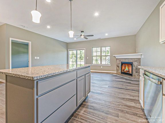 4th image of 24103 Hemlock Dr