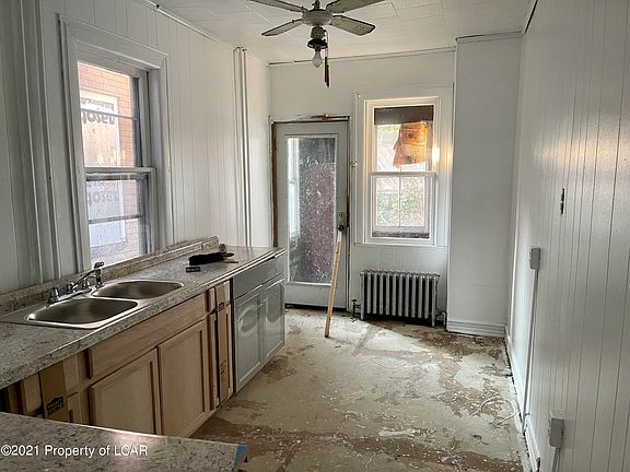 5th image of 819 E Centre St