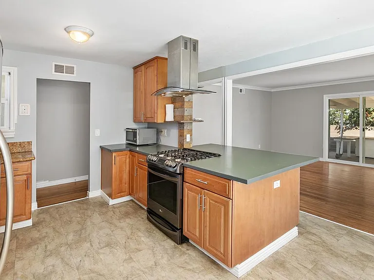4060 Armstrong St — Photo 7