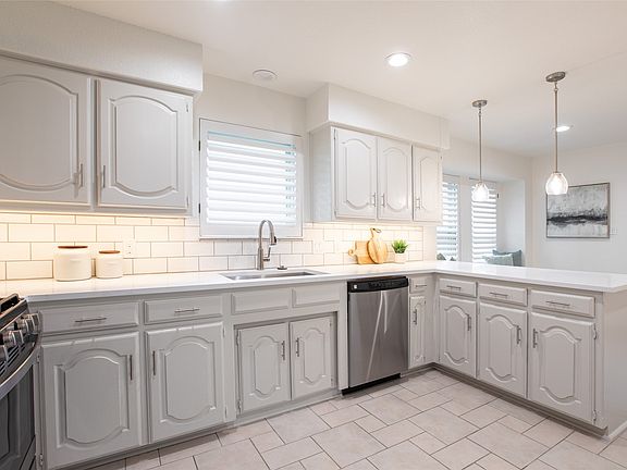 3rd image of 612 Shadowcrest Ln
