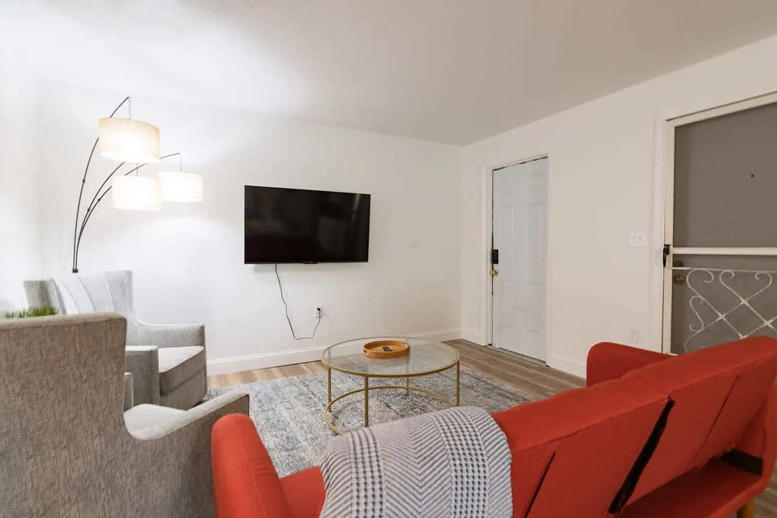 2 bed, 1.0 bath, 796 sqft, $2,291 — Photo 3