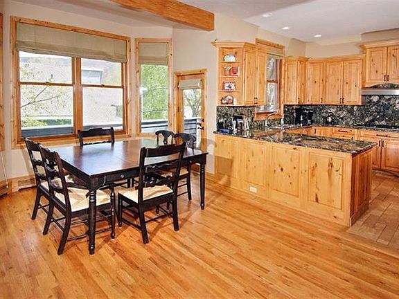 3rd image of 215 Greenway Cir