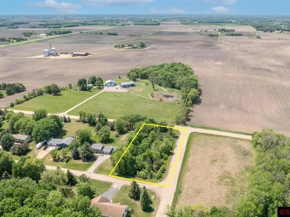 Woodview Ln, Le Center, MN 56057