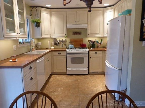 4th image of 15274 Everly St