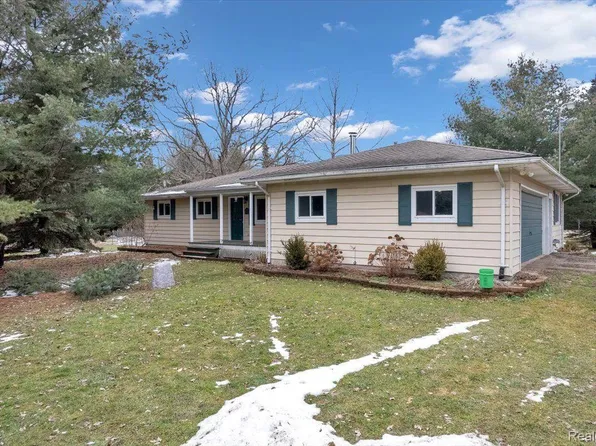 3406 Virginia Dr, Columbiaville, MI 48421