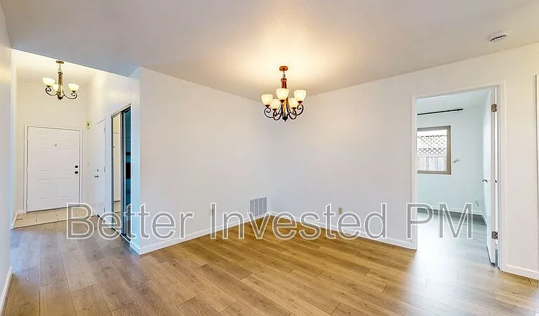 1417 Gregory Ct — Photo 3