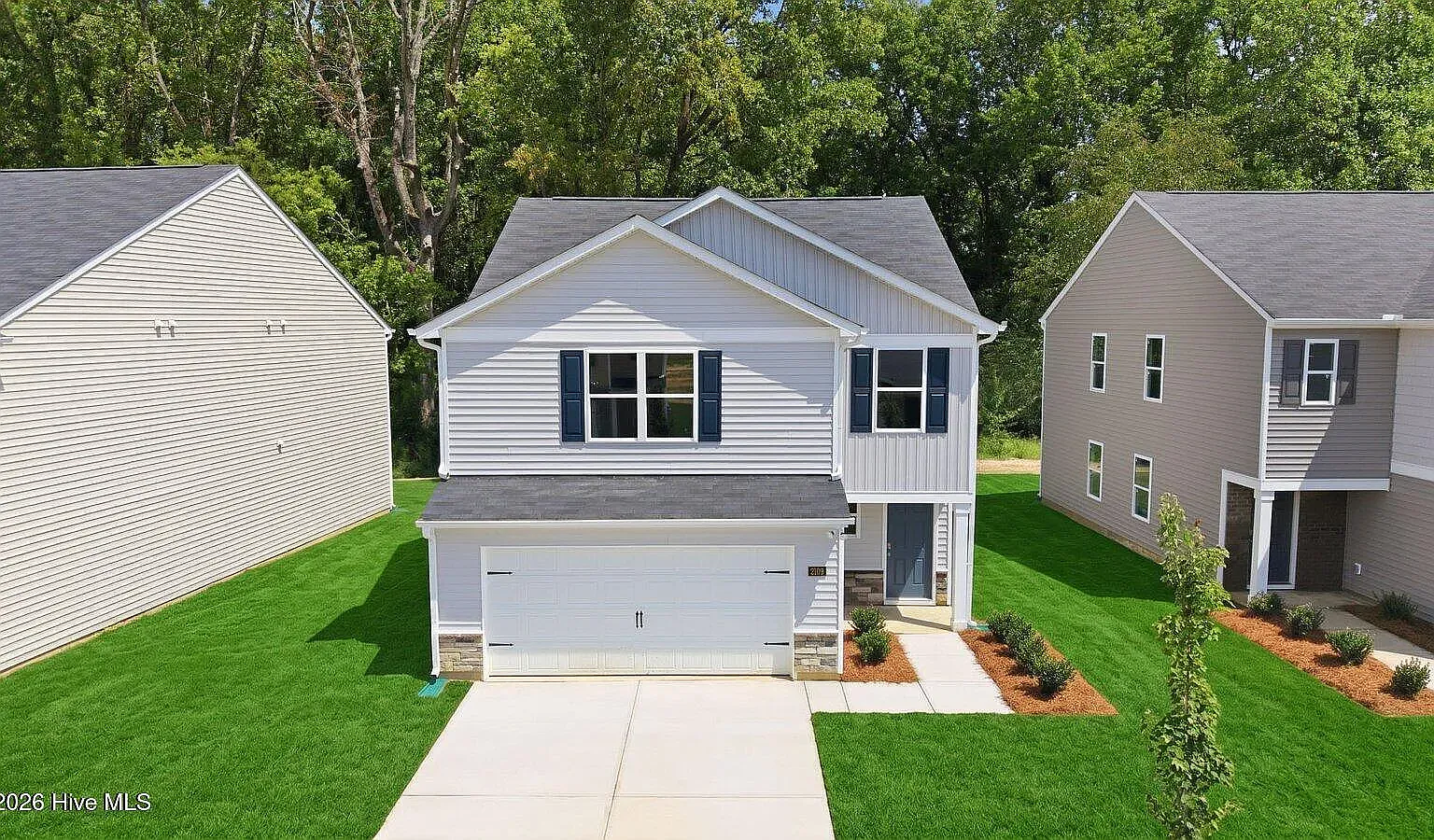 4 bed, 2.5 bath, 2203 sqft, $2,400 — Photo 2