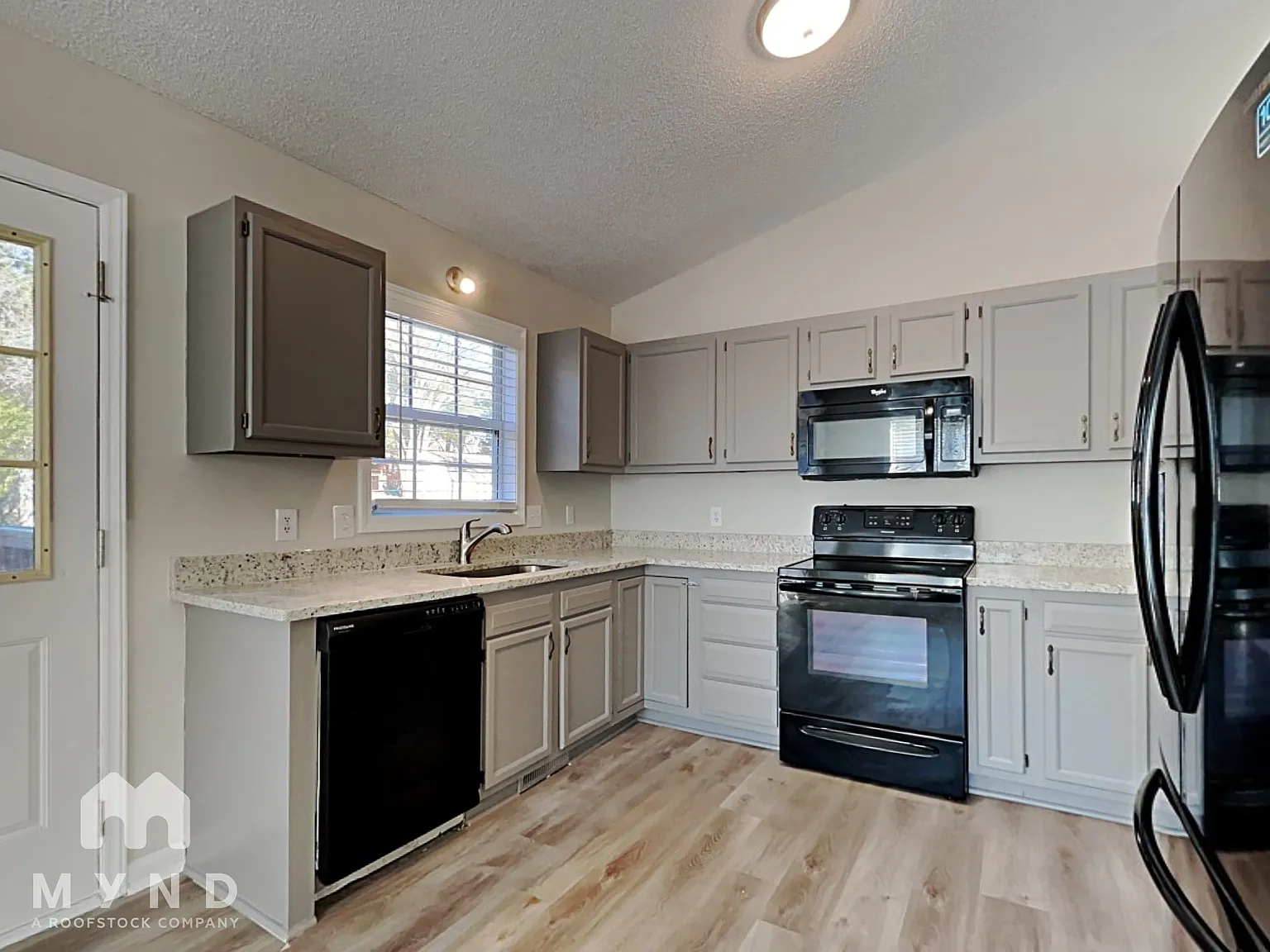 3 bed, 2.0 bath, 1310 sqft, $1,795 — Photo 2