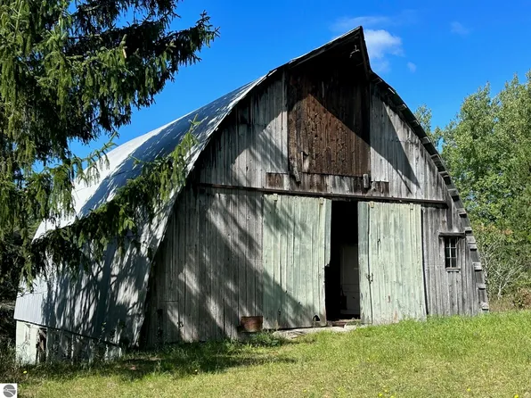 4669 Indian Hill Rd, Honor, MI 49640