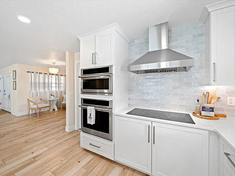 555 Norwood Ct — Photo 9