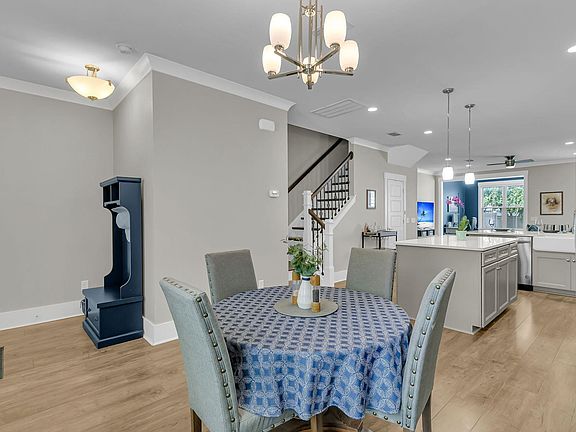 5th image of 224 Oak Park St