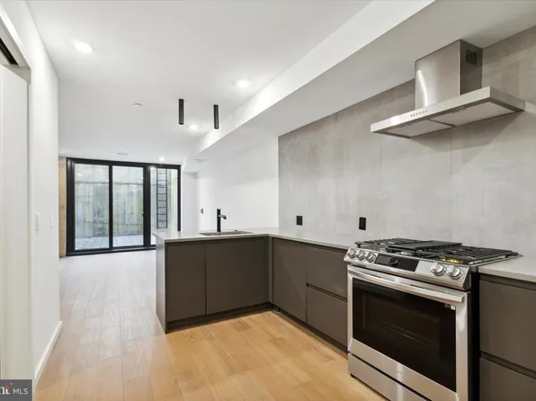 1431 Fitzwater St #1, Philadelphia, PA 19146