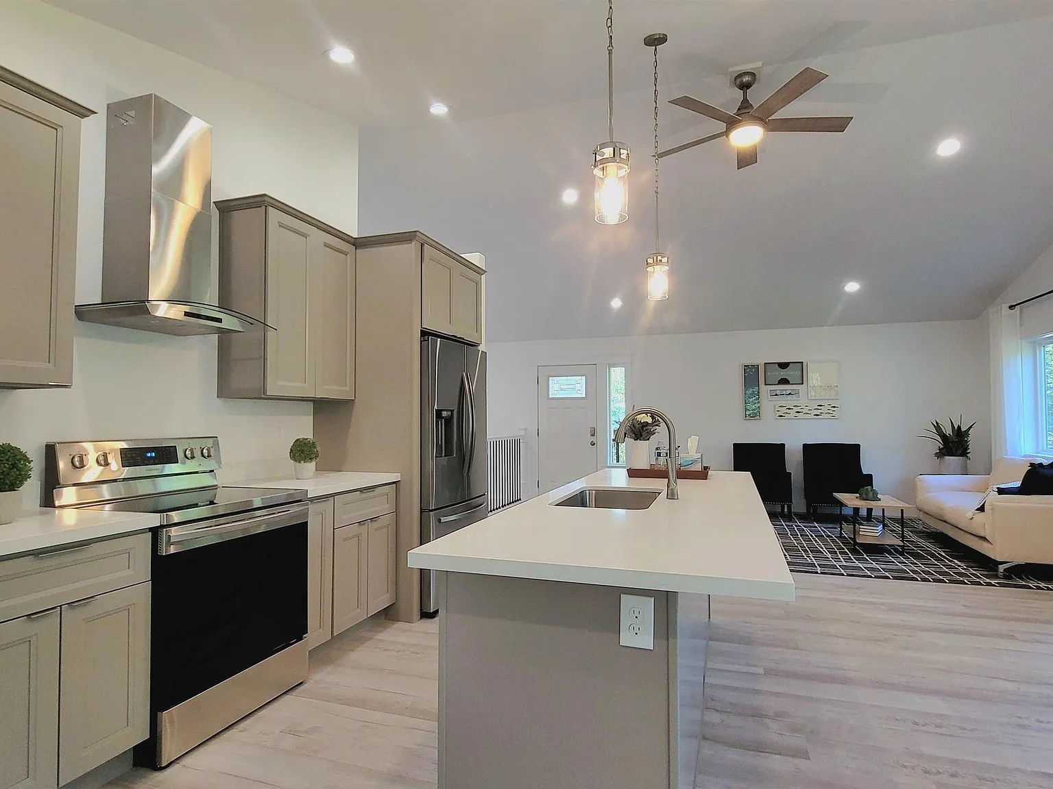 3 bed, 2.5 bath, 2400 sqft, $2,975 — Photo 4