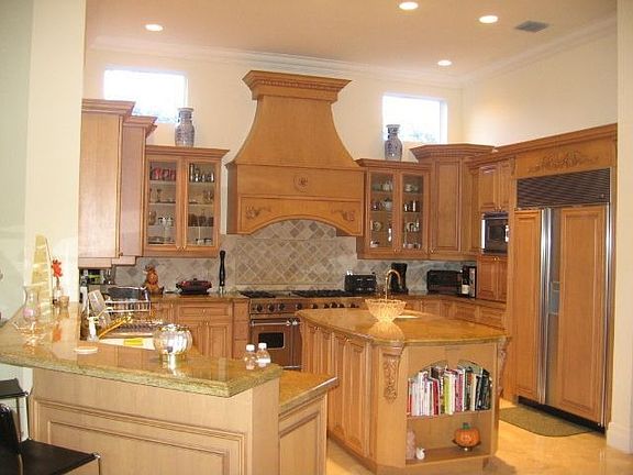 Gourmet kitchen, granite counters, Viking gas range, sub zero refrigerator