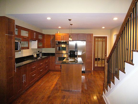 Open and contemporary kitchen,granite,SSA, loads of storage!