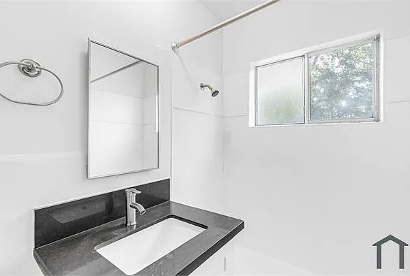 1618 E Vernon Ave #1622-D — Photo 12