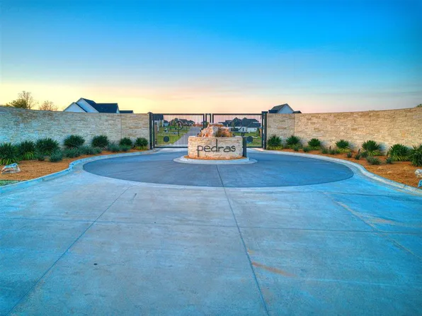 Homes Available Soon, Pedras