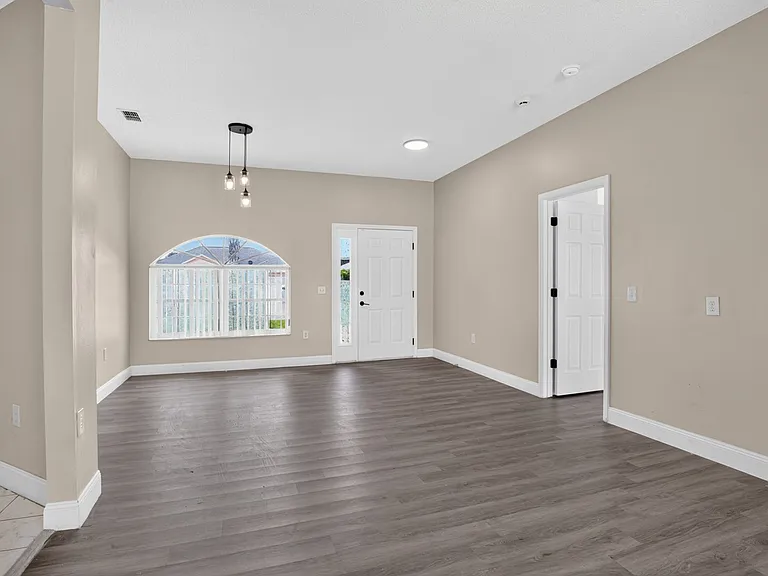 121 Aurelia Ct — Photo 6