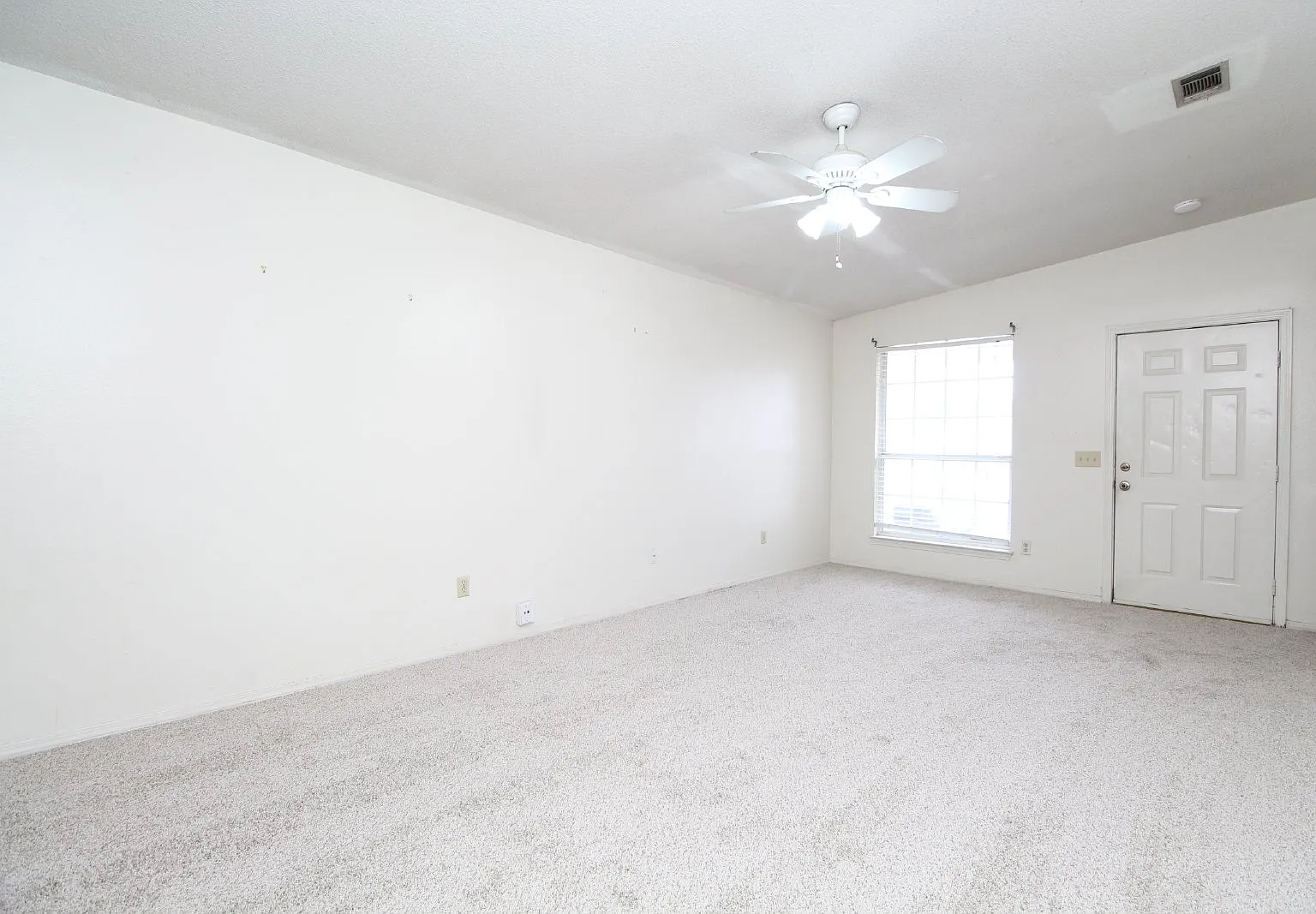 3 bed, 2.0 bath, 1080 sqft, $1,400 — Photo 2